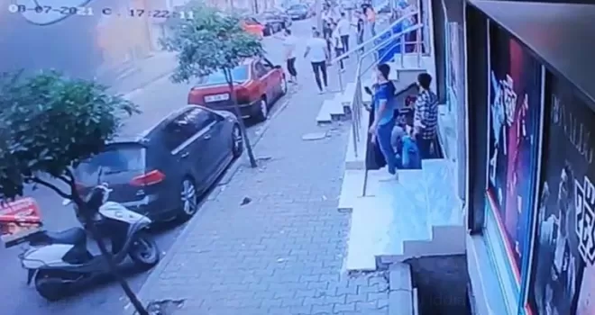 Sultangazi’de oto kiralama dükkanında yangın
