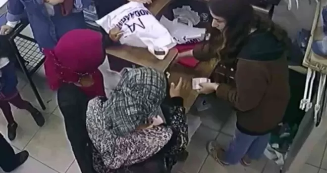Sultangazi’de tırnakçılık yöntemi ile hırsızlık kamerada
