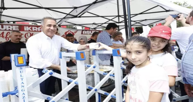Sultangazi’de vatandaşları aşure ikram edildi
