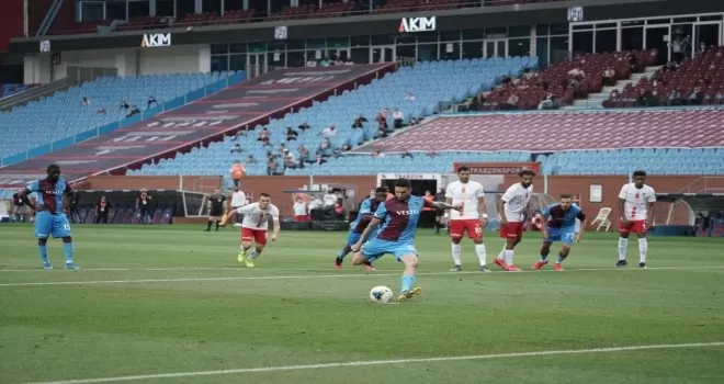 Süper Lig: Trabzonspor: 2 - Antalyaspor: 1 (İlk yarı)
