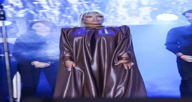 Süperstar tek konserde 3 kostüm değiştirdi
