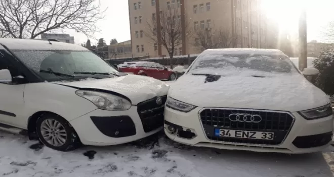 Sürücülerin ara sokaklarda karla imtihanı kamerada
