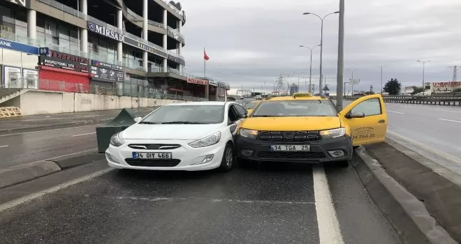 Sürücülerin inadı boş yolda kazaya yol açtı
