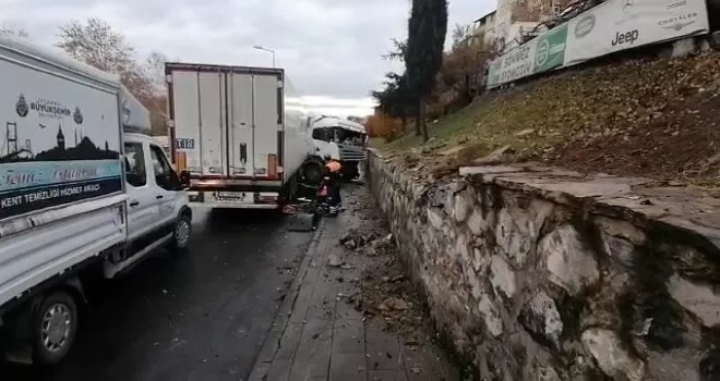 Sürücünün kontrolünden çıkan balık yüklü tır duvara çarptı
