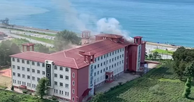 Tadilat yapılan okulun çatısında yangın
