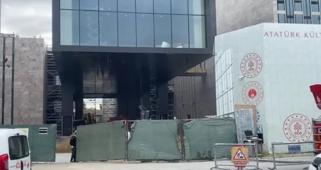 Taksim AKM’de korkutan yangın
