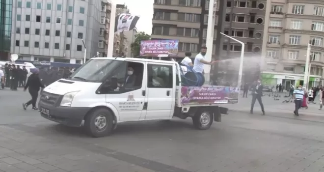 Taksim Camii çevresi gül suyu ile yıkandı
