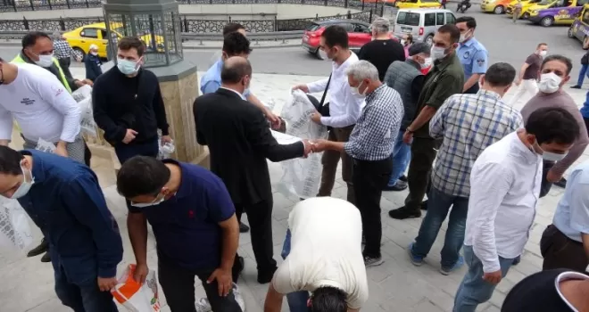 Taksim Camii cuma namazında doldu taştı
