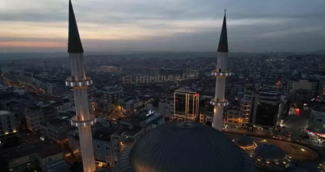 Taksim Camii’ne asılan mahya havadan görüntülendi
