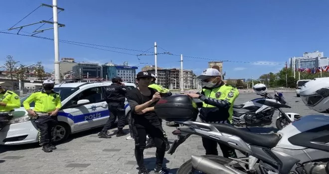 Taksim’de ceza kesilen vatandaş: “Bana ceza işlemez ama siz yine de cezanızı yazın”
