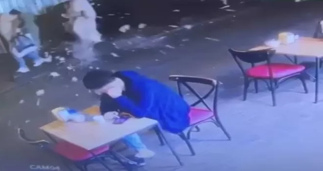 Taksim’de dehşet anları kamerada: Binadan kopan taşlar ailenin üstüne düştü
