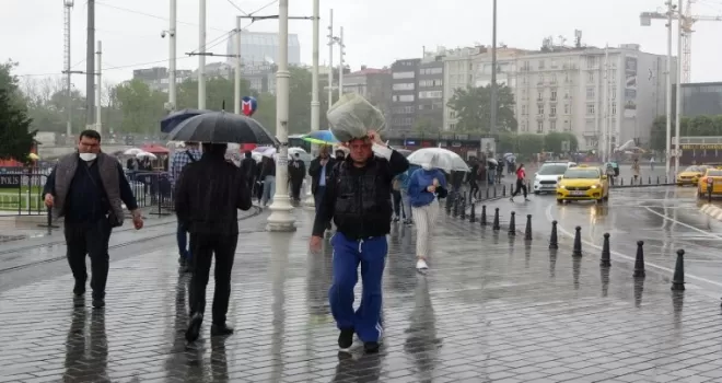 Taksim’de etkili olan sağanak yağmur ve rüzgar vatandaşlara zor anlar yaşattı

