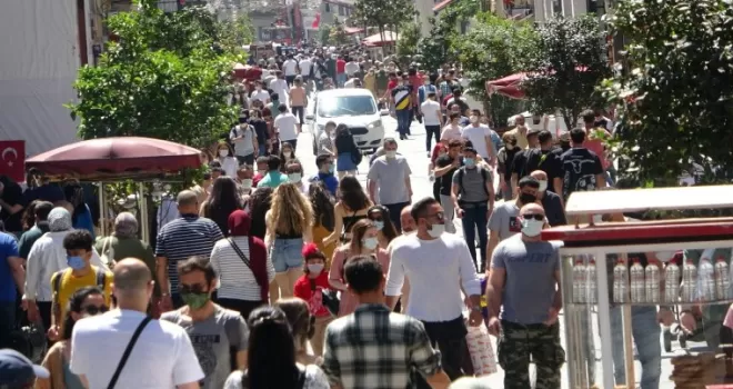 Taksim’de "iğne atsan yere düşmez" dedirten kalabalık

