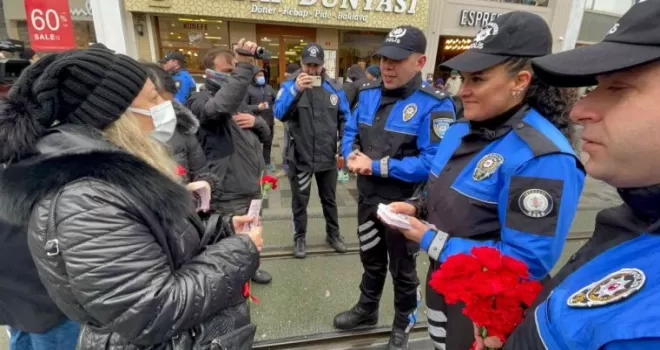Taksim’de kadınlara karanfil sürprizi, KADES tanıtıldı
