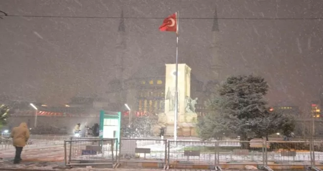 Taksim’de kar yağışı etkisini sürdürüyor
