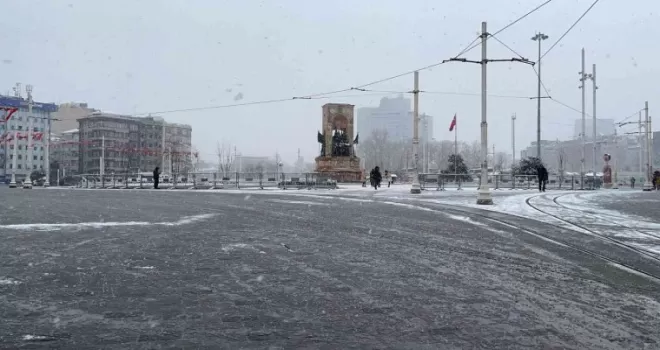 Taksim’de kar yağışı
