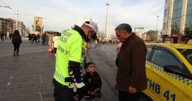 Taksim’de kaybolan çocuğa polis sahip çıktı
