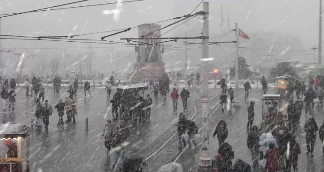 Taksim’de lapa lapa kar yağdı
