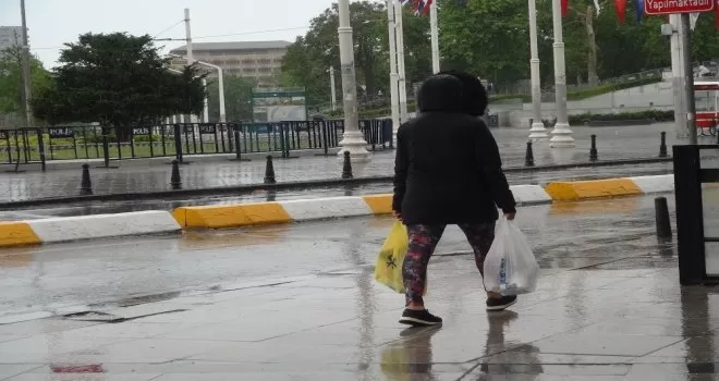 Taksim’de önce yağmur yağdı sonra güneş açtı
