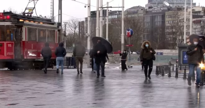 Taksim’de rüzgar ve yağmur vatandaşlara zor anlar yaşattı
