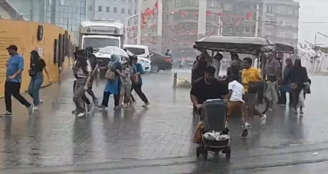 Taksim’de sağanak yağış etkili oldu
