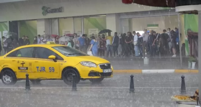 Taksim’de sağanak yağış vatandaşlara zor anlar yaşattı
