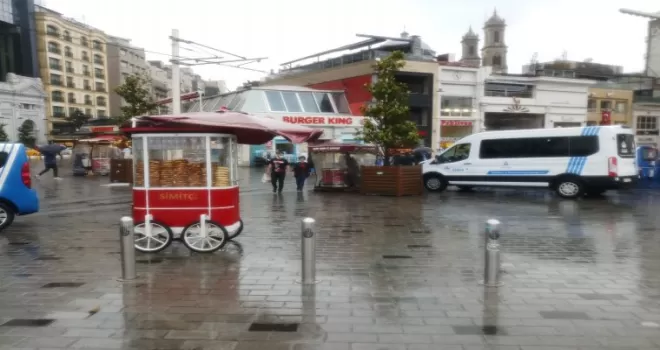 Taksim’de sağanak yağış
