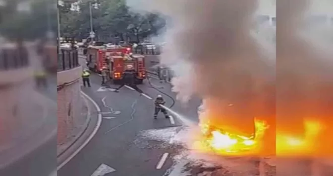 Taksim’de servis minibüsü alev alev yandı
