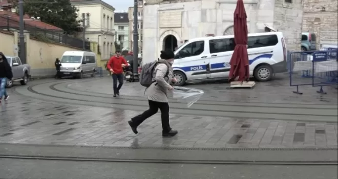 Taksim’de şiddetli rüzgar vatandaşlara zor anlar yaşattı
