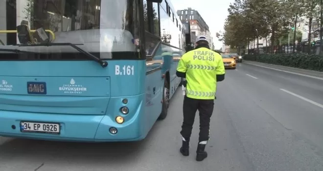 Taksim’de toplu taşıma araçlarında korona virüs denetimi
