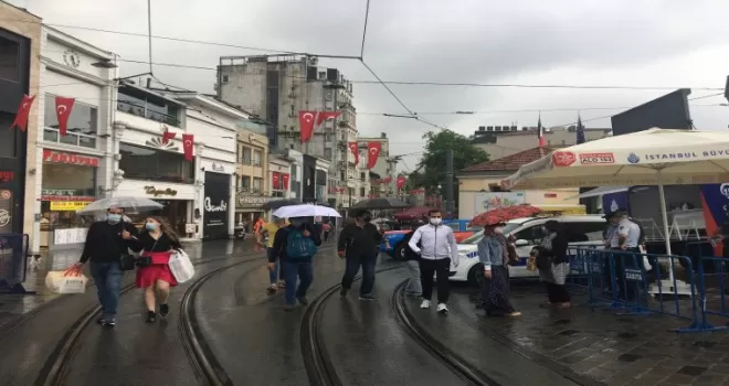 Taksim’de yağış etkili oldu
