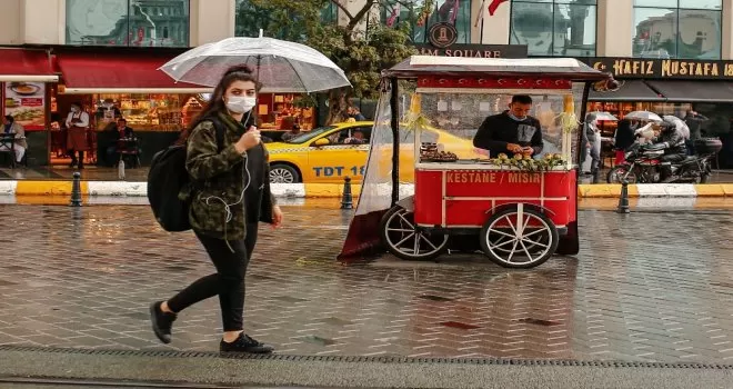 Taksim’de yağmur başladı
