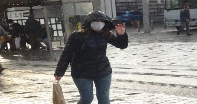 Taksim’de yağmur sonrası oluşan gökkuşağı hayran bıraktı
