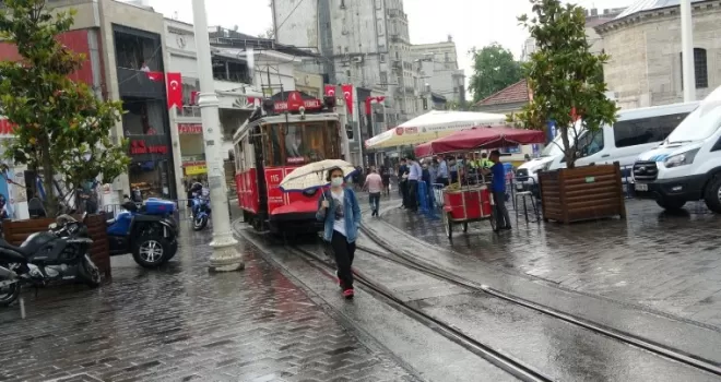 Taksim’de yağmur zor anlar yaşattı
