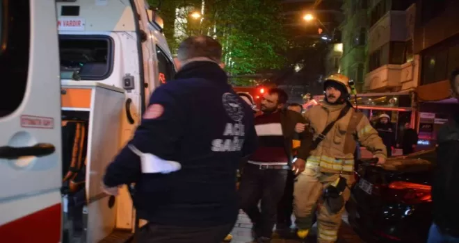 Taksim’deki metruk binada çıkan yangında 1 kişi dumandan etkilendi

