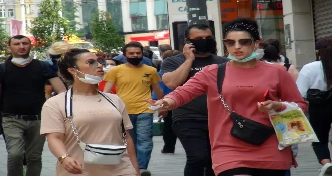 Taksim Meydanı’nda kalabalık her geçen gün artıyor
