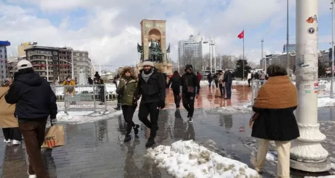 Taksim Meydanı’nda kar yoğunluğu
