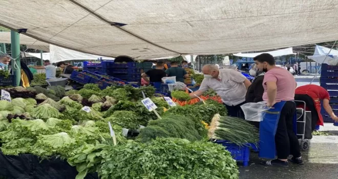 Tam kapanma muaf tutulan pazarcı esnafı tezgahlarda yerini aldı
