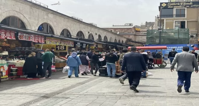 Tam kapanma öncesi Eminönü’nde alışveriş yoğunluğu
