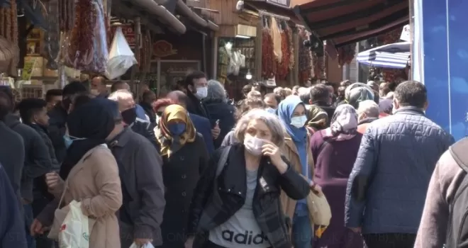 Tam kapanma öncesi Eminönü’nde yoğunluk
