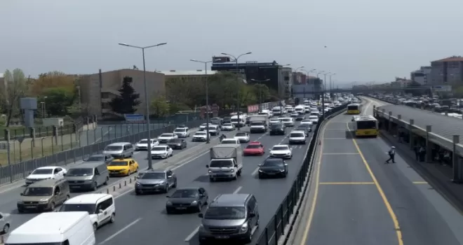 Tam kapanma öncesi İstanbul’da trafik yoğunluğu
