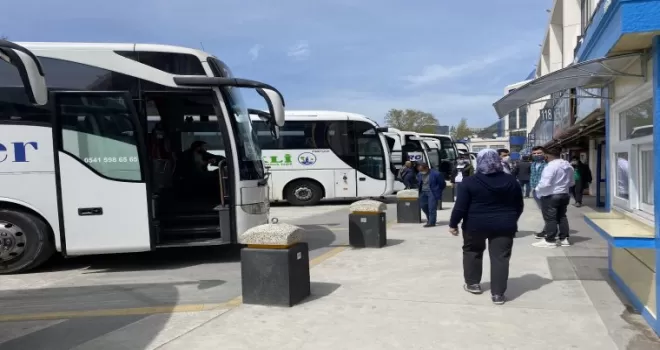 Tam kapanma öncesi otogar yoğunluğu
