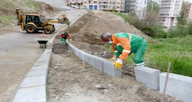 Tam kapanmada renkli kaldırım mesaisi

