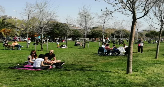 Tam kapanmaya saatler kala Caddebostan Sahili doldu taştı
