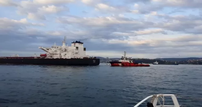Tanker sahile sürüklendi, İstanbul Boğazı trafiği durduruldu
