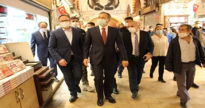 Tarihi Mısır Çarşısı kapılarını dualarla yeniden açtı
