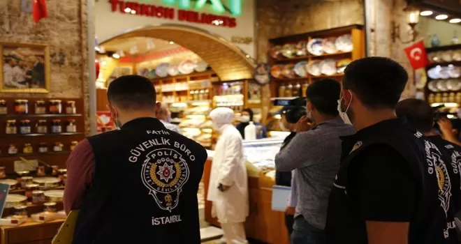 Tarihi Mısır Çarşısı’nda korona virüs denetimi

