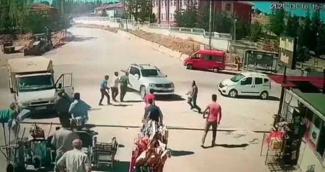 Tartıştığı akrabasına sinirlendi, arabasını üzerine sürdü
