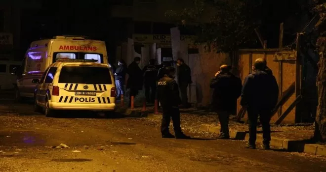 Tartıştığı kişiyi kafasına taşla vurarak öldürdü
