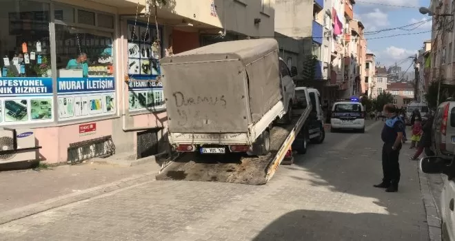 Tartıştığı zabıtanın ayağının üstünden kamyonetle geçti
